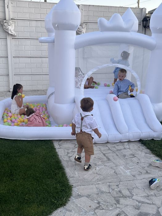 Castel gonflabil pentru printi si printese