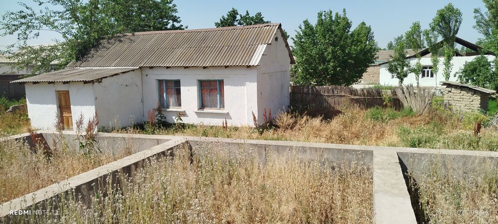 Uy sotiladi gaz svet suv xammasi bor