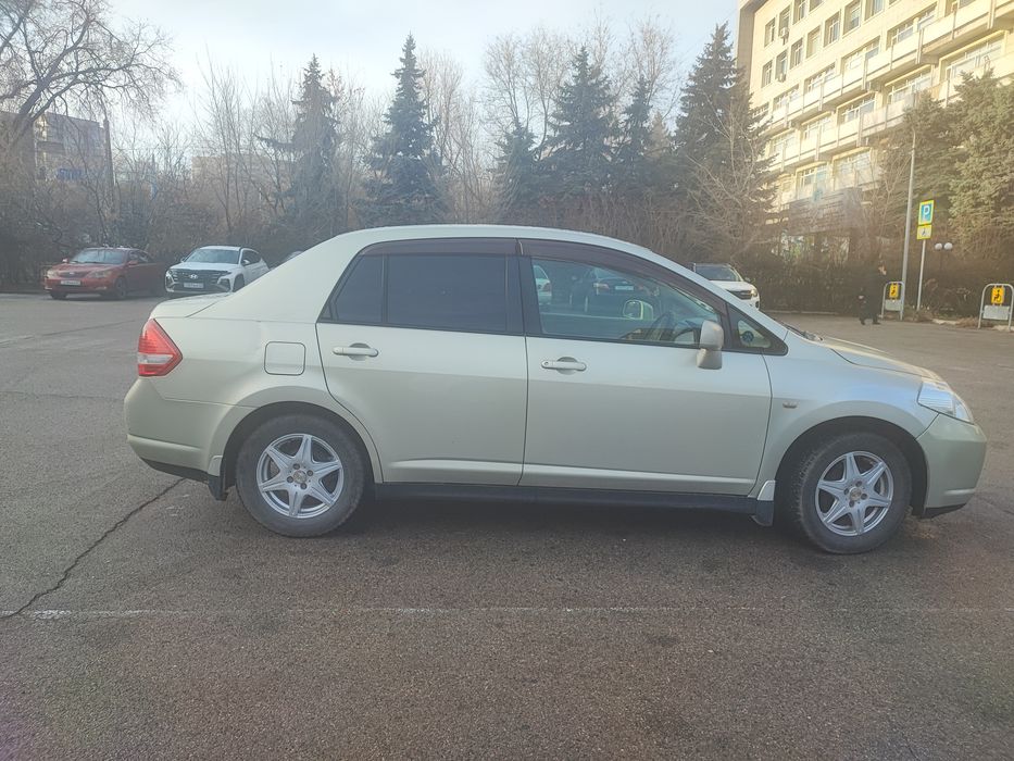 Ниссан тиида  авто