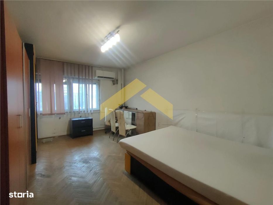 Apartament 3 camere de vanzare zona Intim — fotografia 1