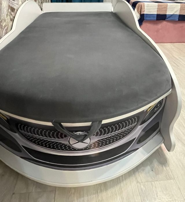 Детская кровать машина