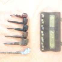 Colectie de sase pipe cu suport de perete