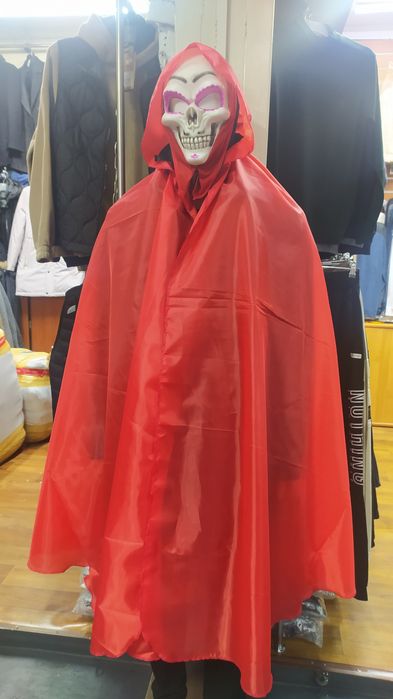 Плащи и маски на Хеллоуин