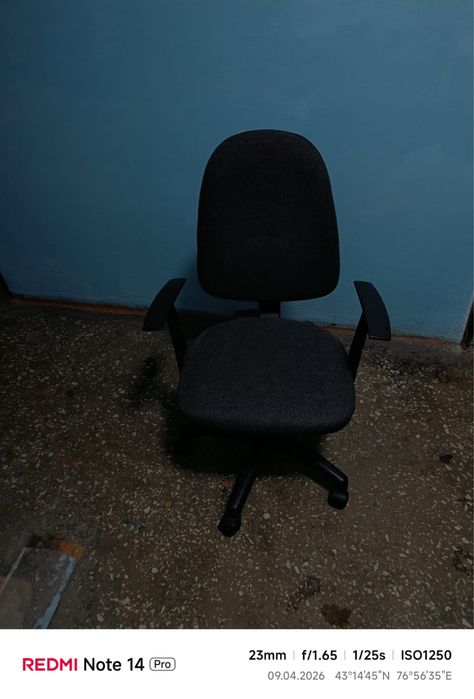 Компьютерный стол с офисным креслом