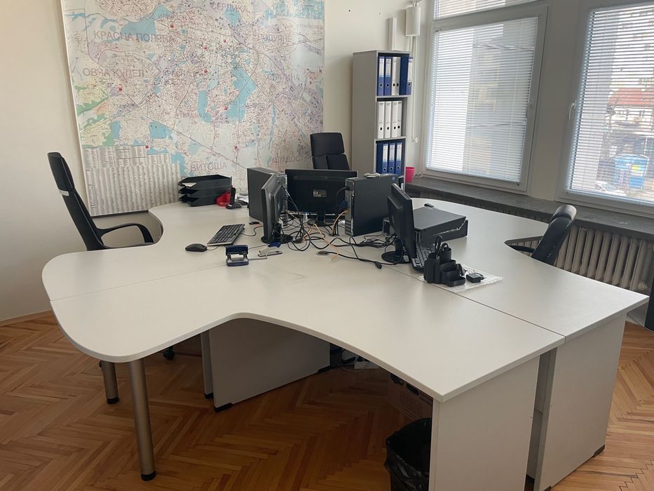 Продавам офис обзавеждане