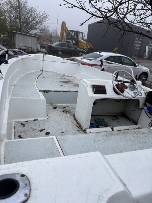 Barca cu motor si peridoc.