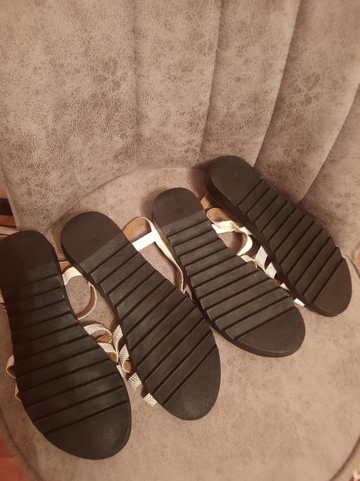 Босоножки продам новые.