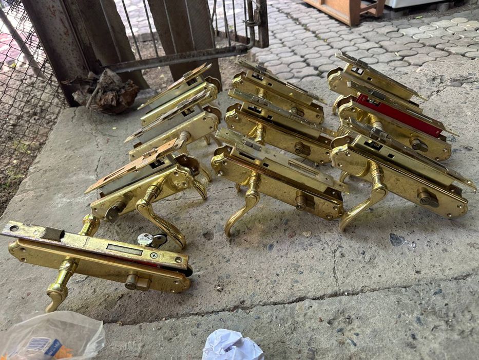 Дверные замки с ручками