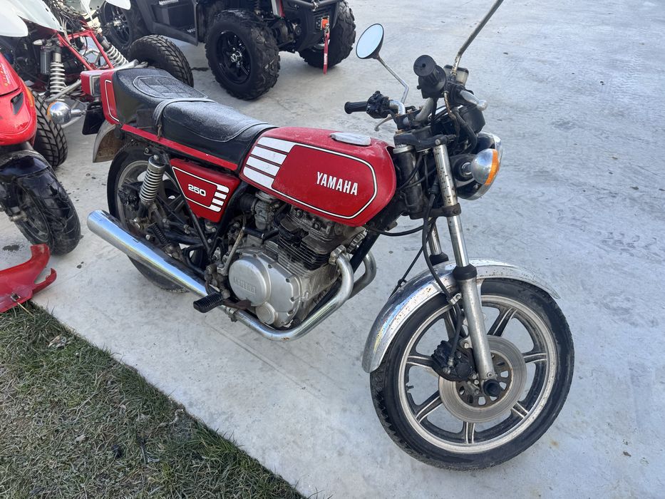 Motocicleta Yamaha 250 2 pistoane defecta