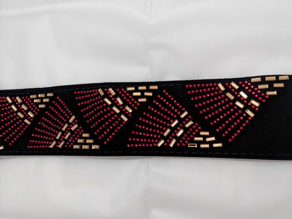 Curea reversibila catifea neagra, aplicatii rosii/aurii, 94x6 cm, noua