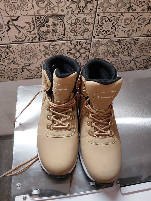 Два чифта спортни обувки.