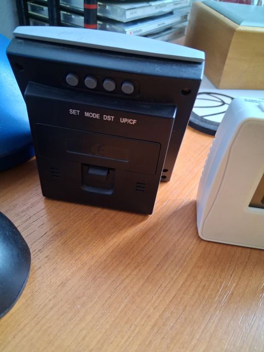 Vand 2 ceasuri de masa electronice