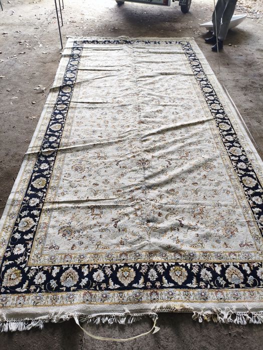 Ковры и люстра для дома