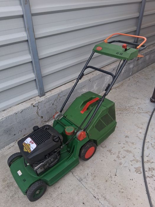 Vând mașină de tuns iarba pe benzină BRILL.