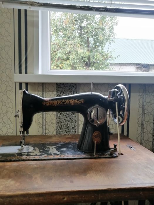 Продам швейную машинку