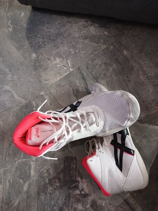 Продавам обувки и протектори