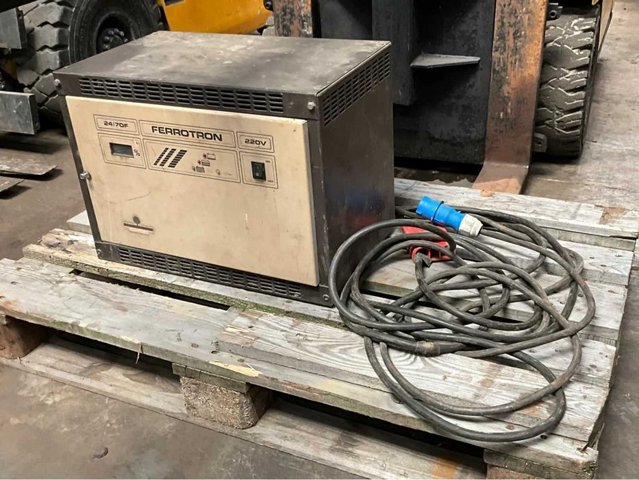 Electrostivuitor Hyster 1300 kg cu braț macara cu cârlig, încărcător baterie inclus, Duplex, Free Lift, ridicare 3 m