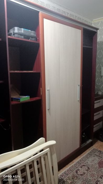 Шифонер с передвижными дверьми.
