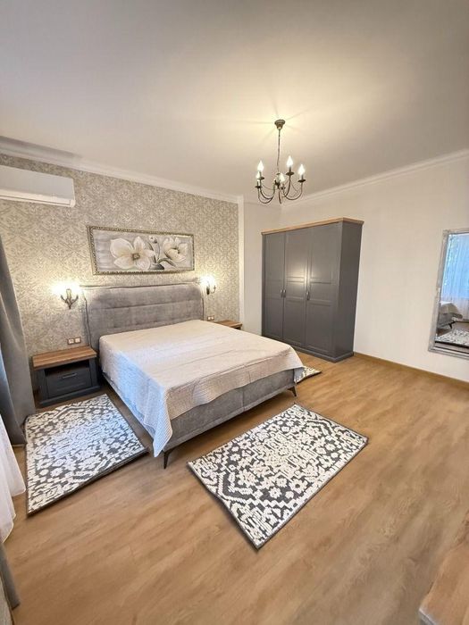 Дава се под наем Тристаен апартамент в София, Център - 120 кв.м за 1993.59 € - Снимка #2