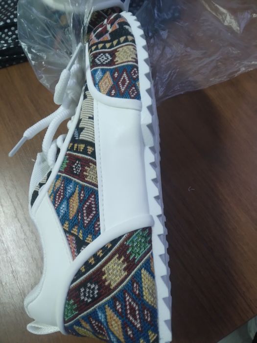 Женские кроссовки