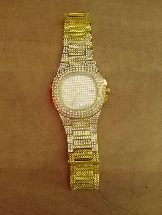 Луксозен часовник в цвят жълто злато  и  светещи елементи