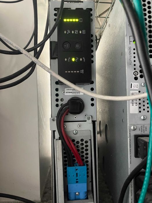 Продавам UPS  APC SmartUPS