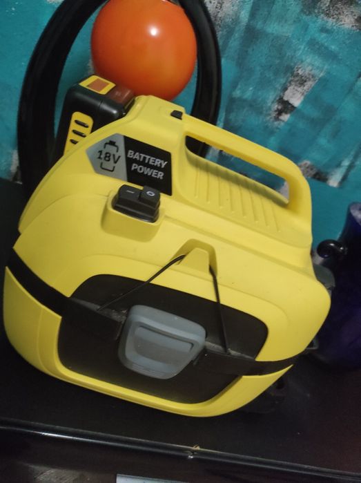 Vând aspirator portabil 18 va  Karcher VD1 cu toate accesoriile