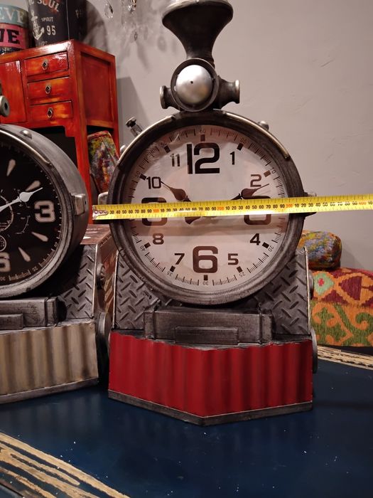 Часы - паравоз металлические.