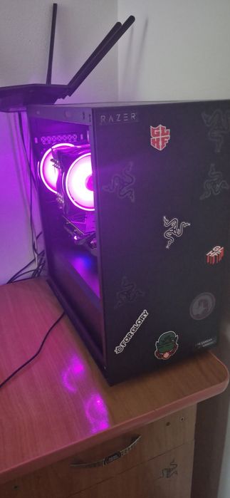 Vând unitate PC impreuna cu monitor Samsung si microfon birou razer.