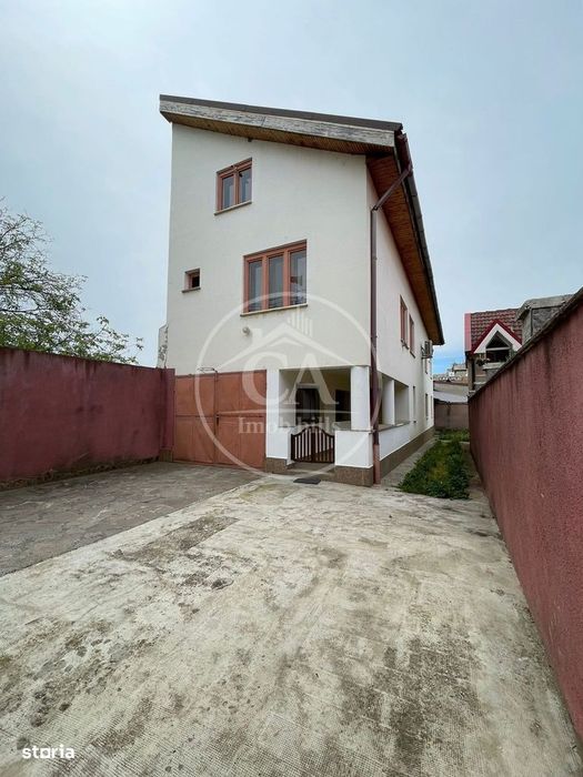 Casa de vânzare cu 8 camere de tip P+E+M in zona Rogerius, Oradea