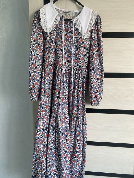 Просто платье. В синем цвете и с принтом. Хорошего качества. Б/у.
