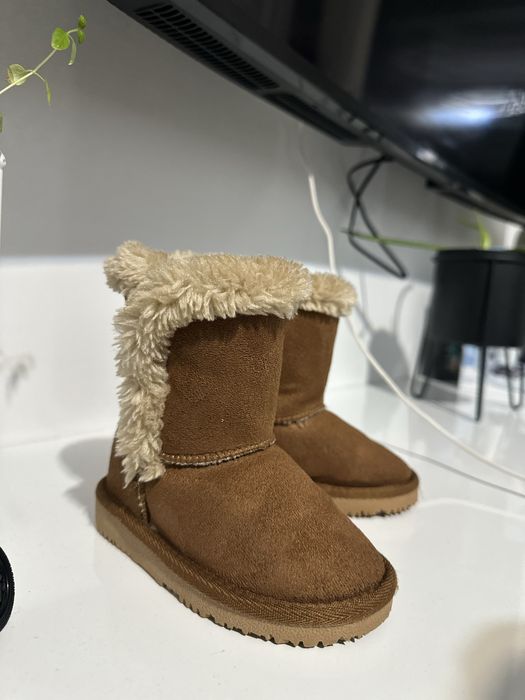 Cizme cu blanita gen ugg marimea 23
