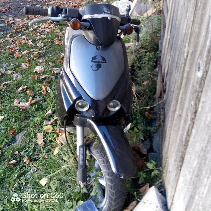 Vând 2 scutere unu Aprilia