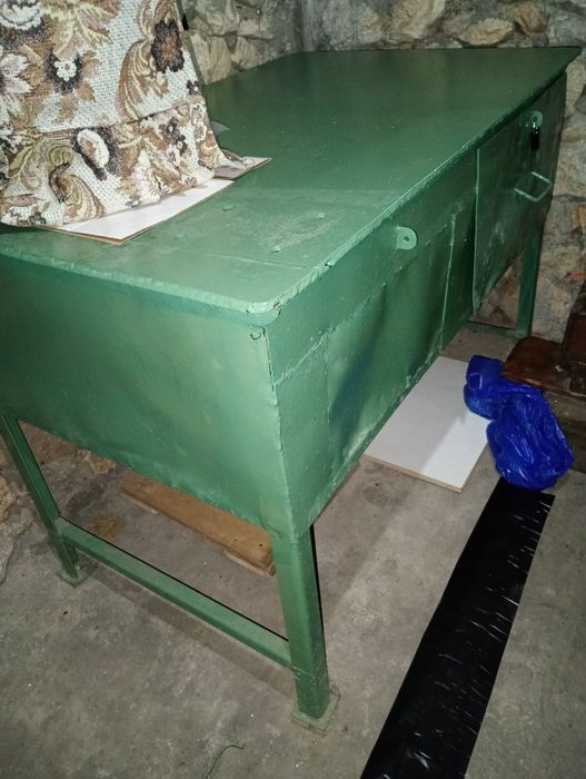 Vând banc de lăcătușerie cu sertar