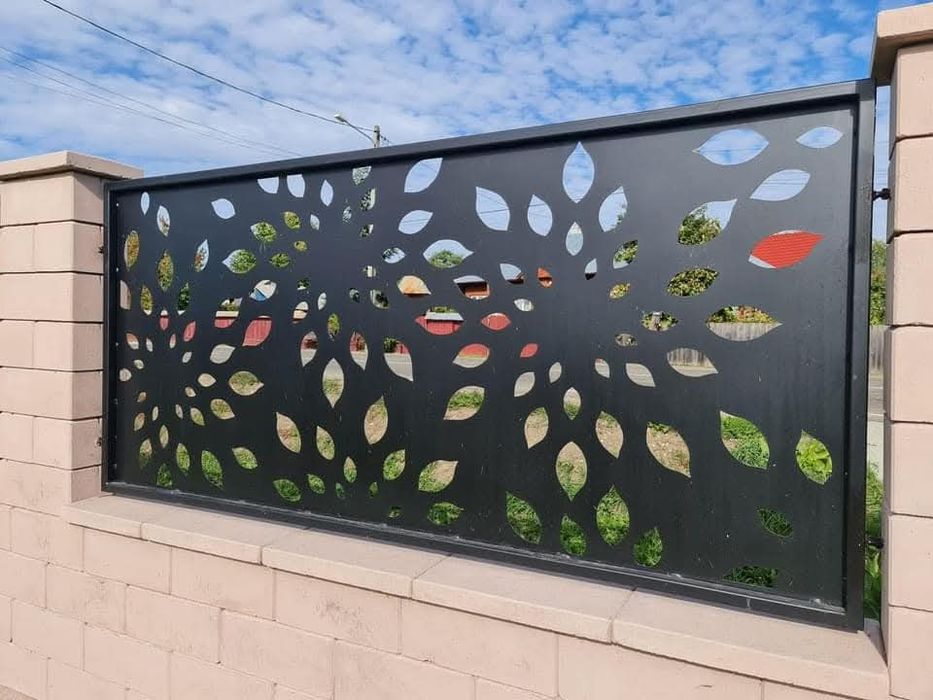 Porți și garduri din tablă decupată.