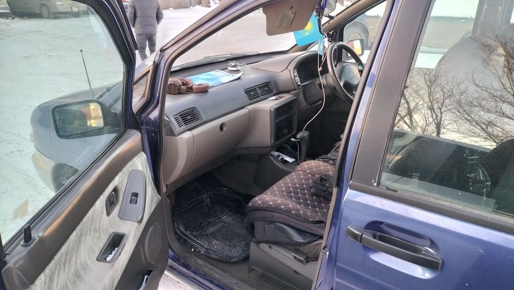 Продам Ниссан прайр джой (мини вен).