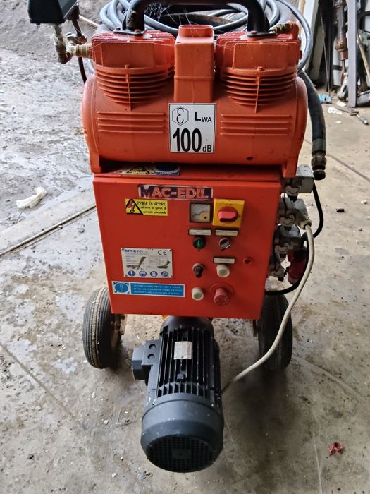 Mașină de tencuit și de dat adeziv cu regulator de debit