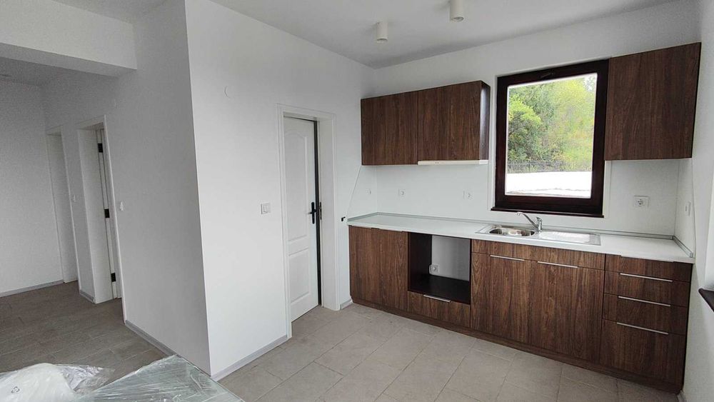 Двуетажна къща в в.з Момчил