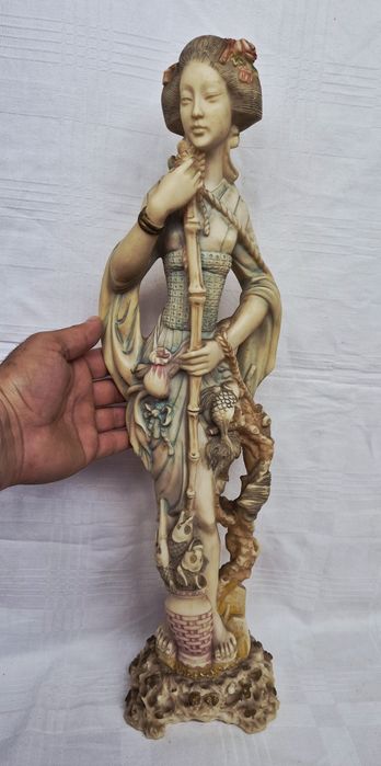 Statuetă japoneză Gheișă vintage, 53cm sculptată din steatit (rășină osoasă), anii 1950.