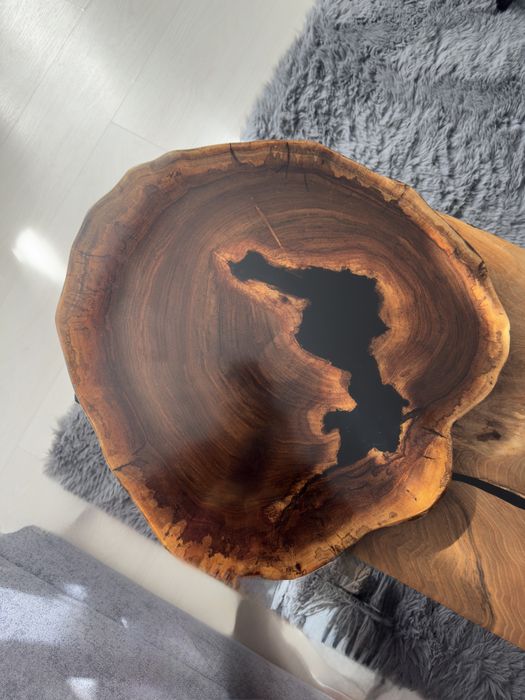 Masuta cafea, lemn de nuc si rasina epoxidica