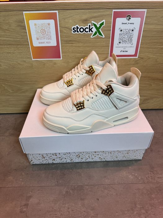 Air Jordan 4 Retro Metalic Gold Sneakers