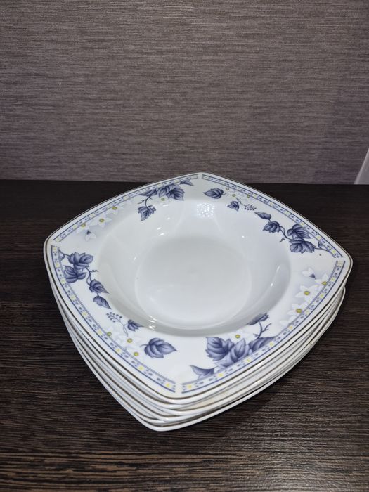 Продам фарфоровый  набор посуды