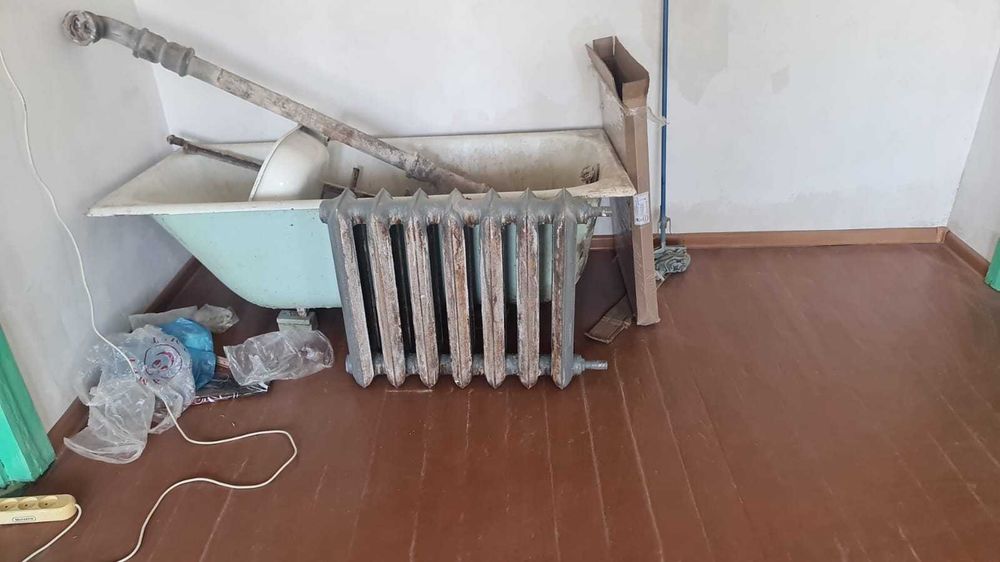 Продается старая чугунная ванна и батарея