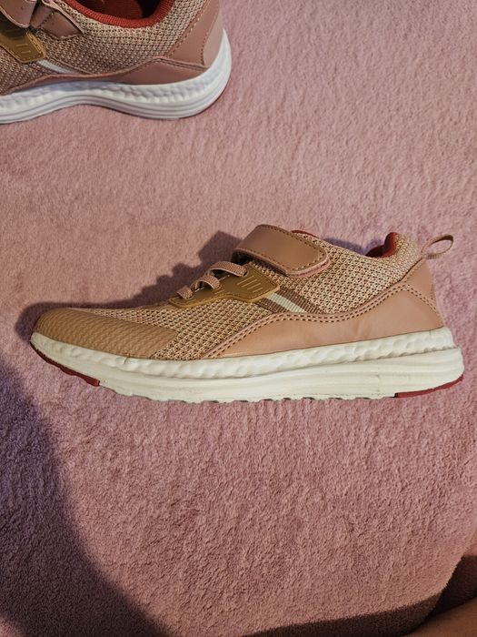 Запазени обувки за момиче