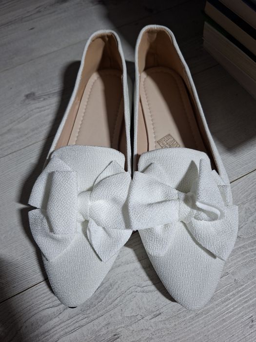 Balerini eleganți albi