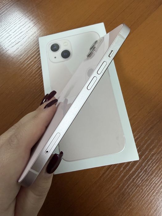 iPhone 13 в розовом цвете