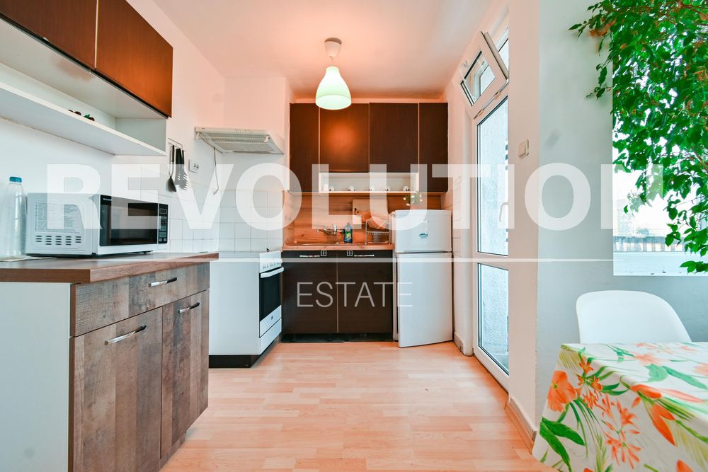 Дава се под наем Тристаен апартамент в София, Младост 1 - 96 кв.м за 600 € - Снимка #1