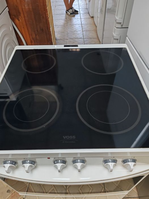 Свободно стояща печка с керамичен плот Voss Electrolux  с две години гаранция!