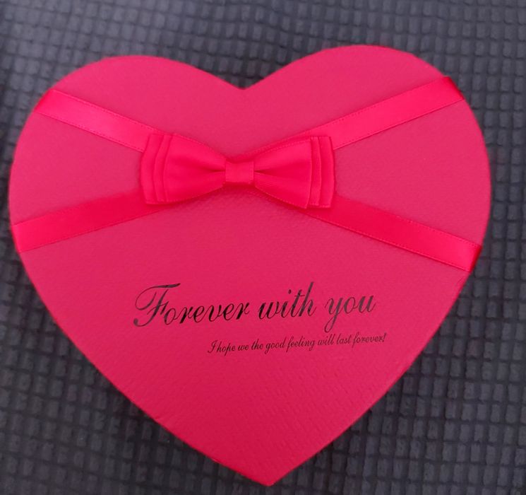 Кутия сърце с декоративни рози и сребърно колие