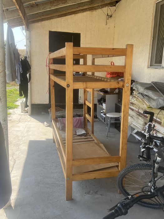 Деревянный двухъярусная кровать